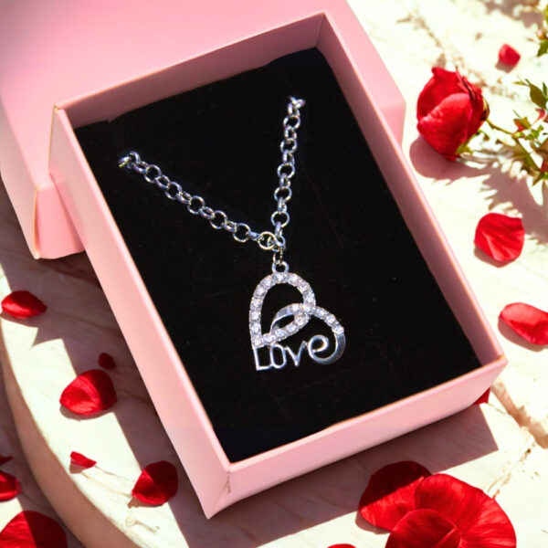 K-20100-1 Zirkon Love Yazılı Kalpli Kolye